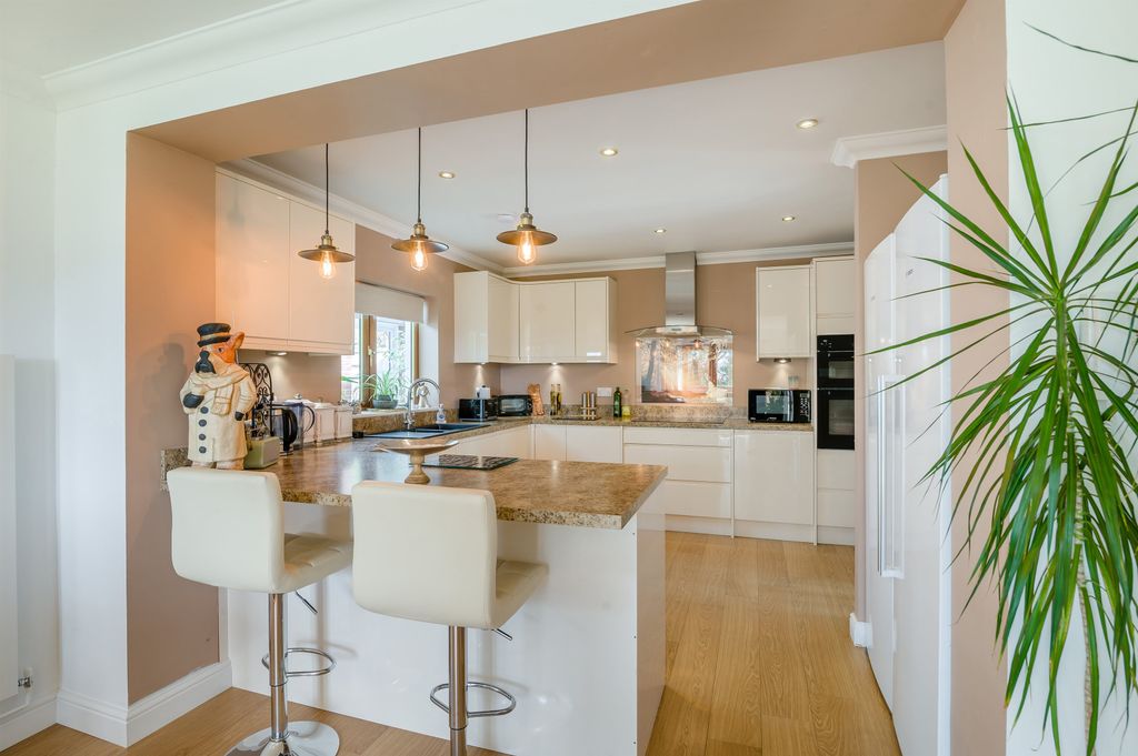 Property photo 3 of 31