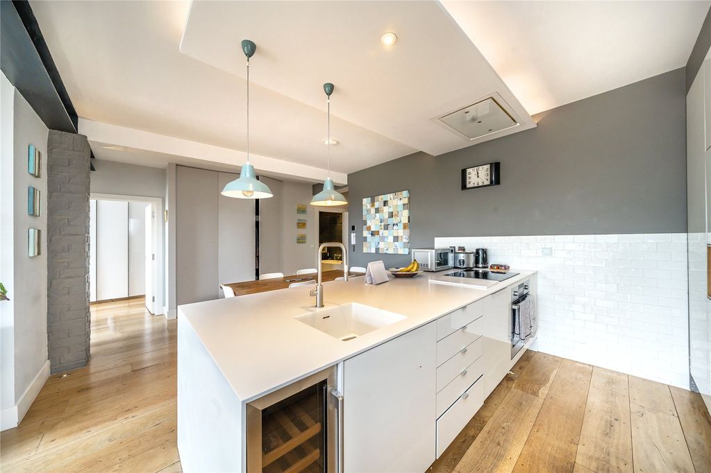 Property photo 3 of 12 Kitchen