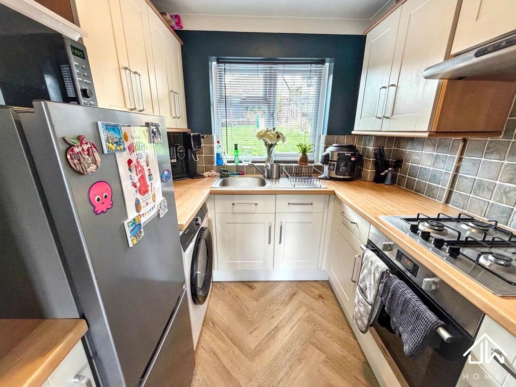 Property photo 2 of 11 Kitchen