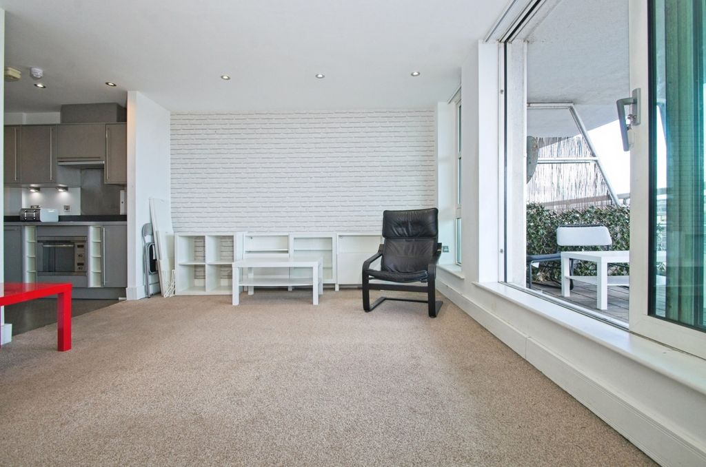 Property photo 3 of 17 Lounge