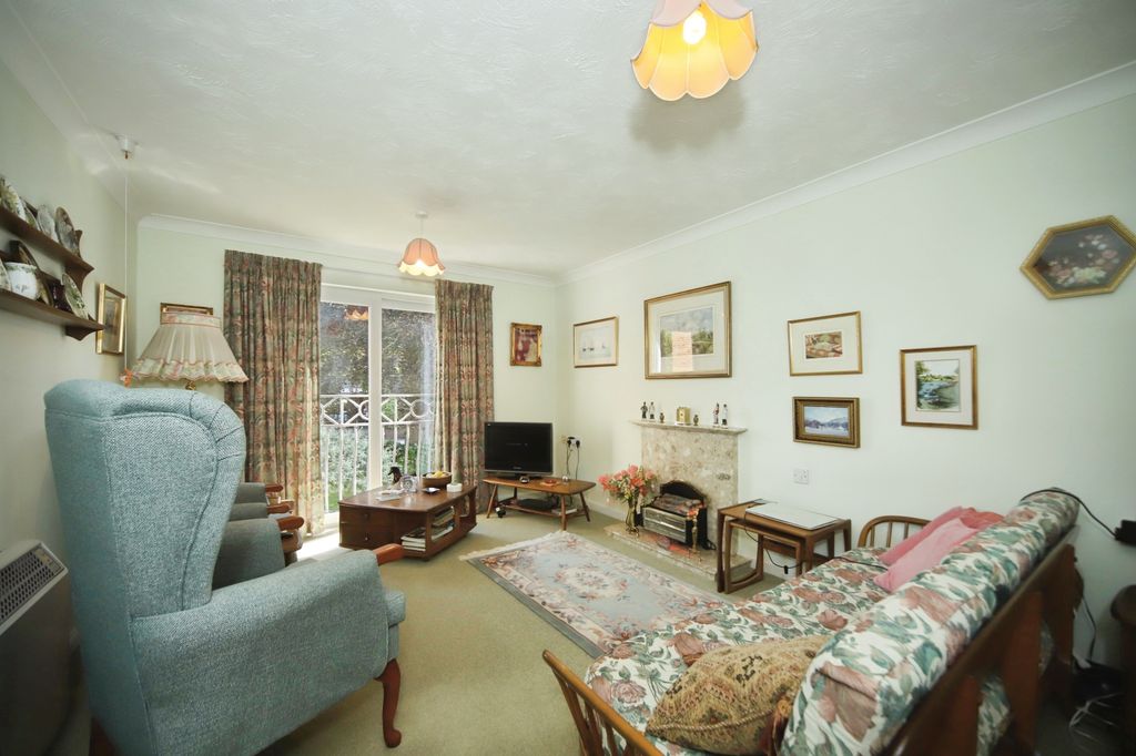 Property photo 3 of 10 Lounge