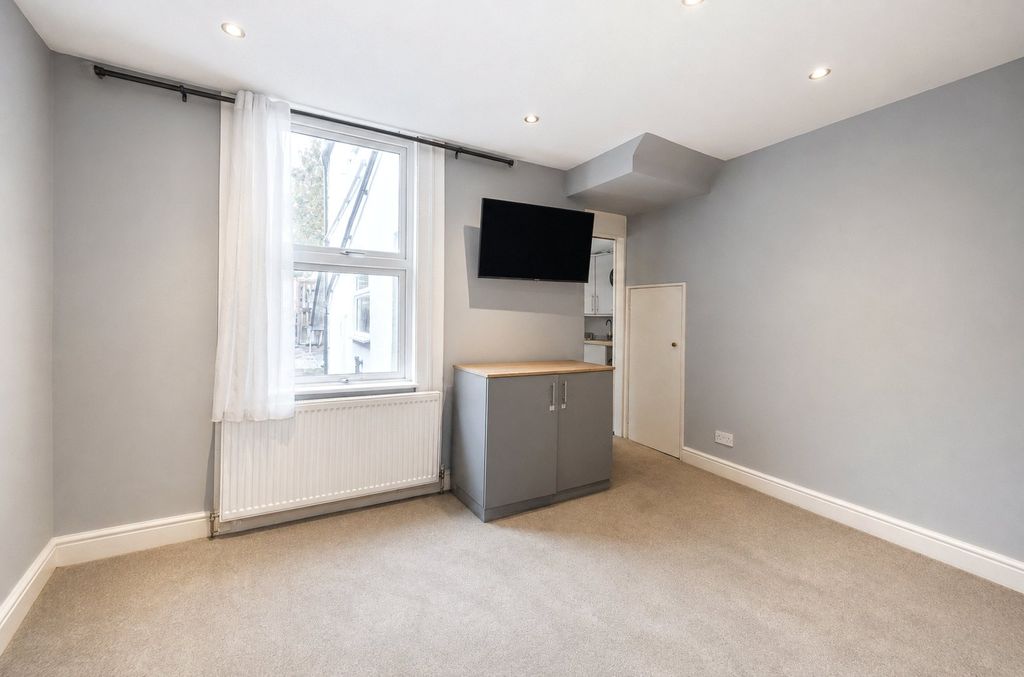 Property photo 2 of 12 Picture No. 28