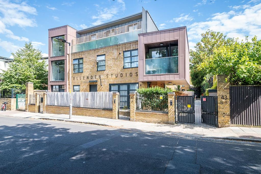 Property photo 1 of 21 Bellenden Road-38.Jpg