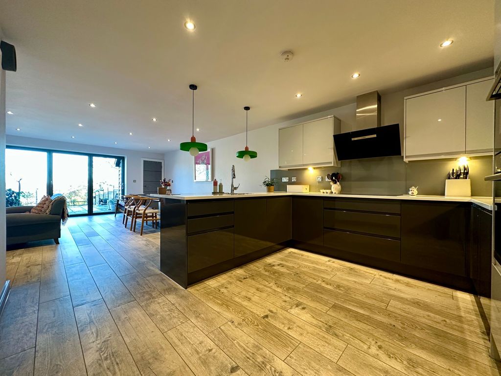 Property photo 2 of 28 Kitchen