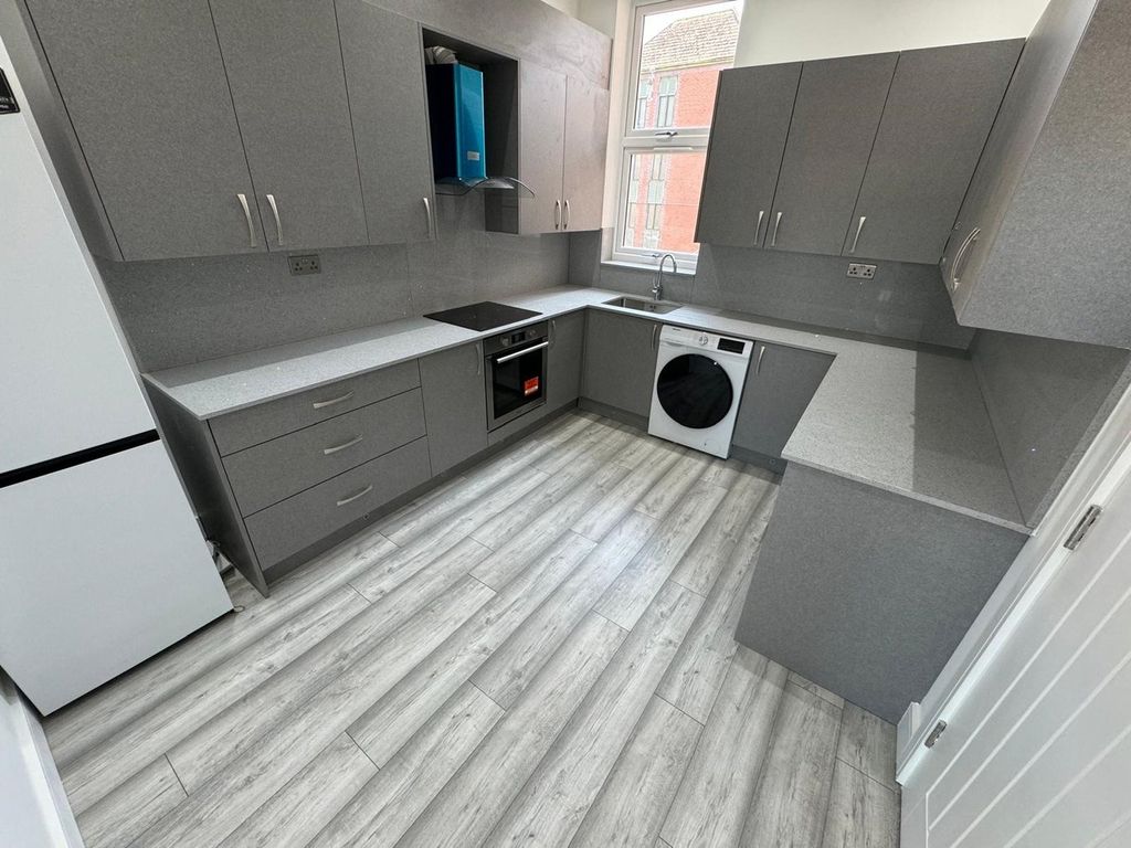 Property photo 3 of 10 Kitchen