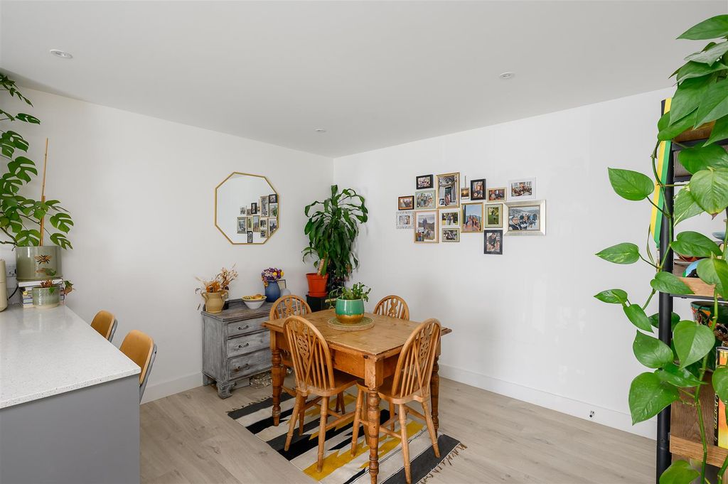 Property photo 3 of 21 Dining Area