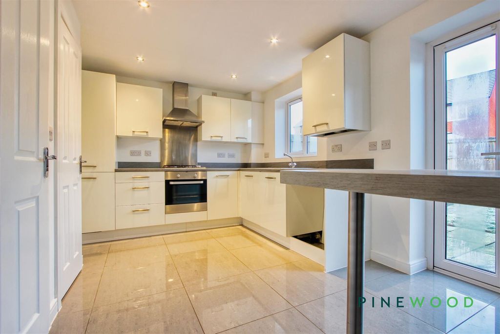 Property photo 2 of 18 Breakfast Kitchen