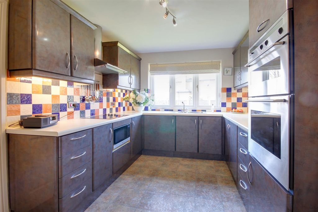 Property photo 3 of 17 Kitchen