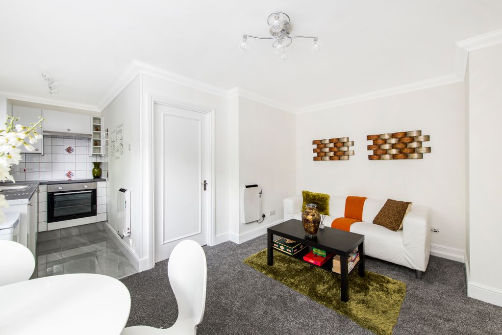 Property photo 1 of 7 15 Albany Court, Livdining, 18Aug20 (14)