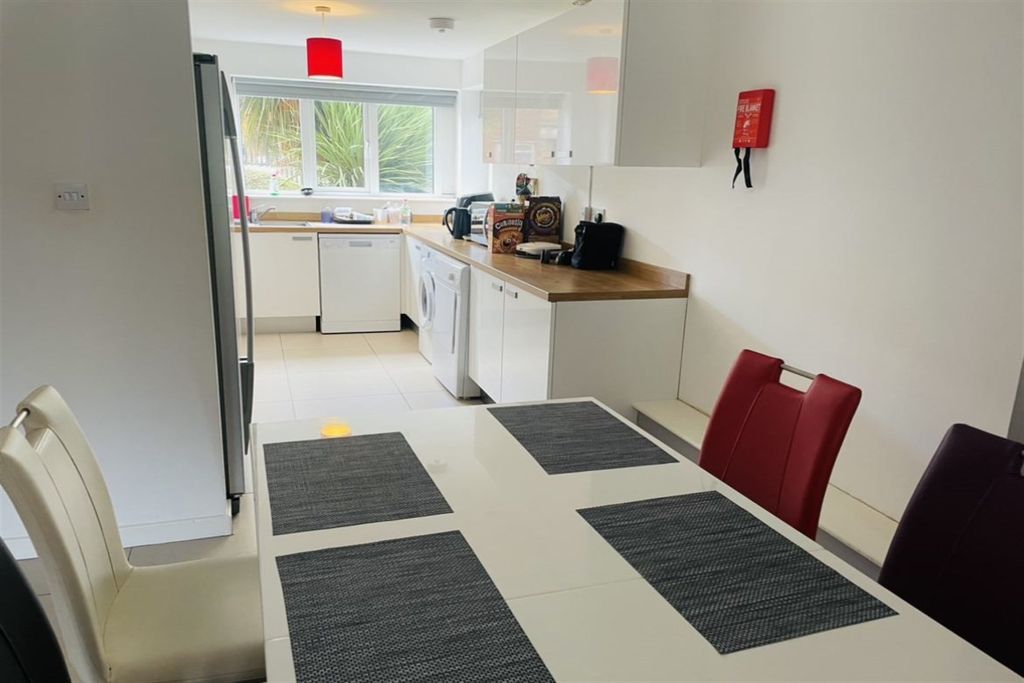Property photo 2 of 7 Dining Area/Kitchen