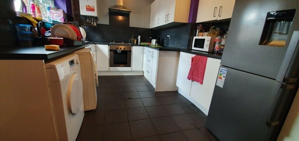 Property photo 2 of 11 Spacious Kitchen With Modern Appliances...