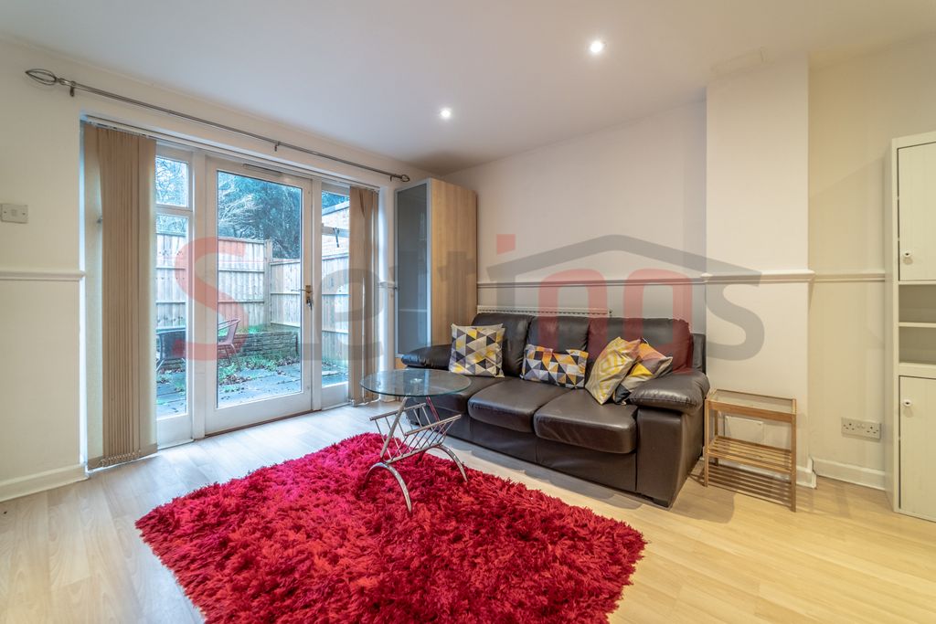 Property photo 1 of 9 3-Bedroom Semi-Detached Home In Hendon