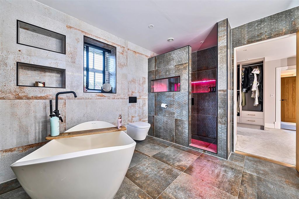 Property photo 3 of 25 Ensuite