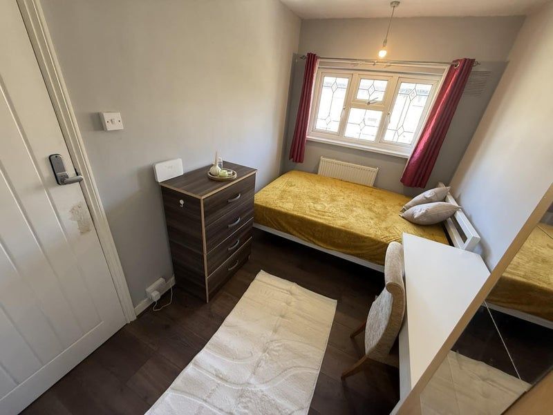 Property photo 2 of 10 Room 4- £650 Available 23/04/2026
