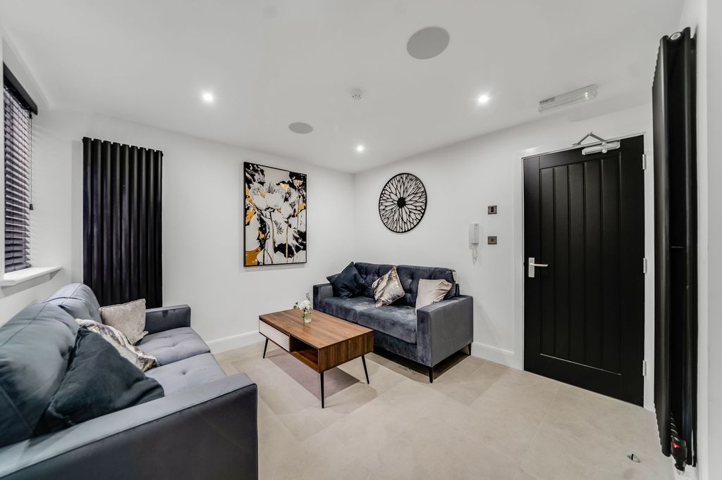 Property photo 2 of 4 Bright And Contemporary Living Room With Stylish B...