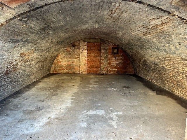 Property photo 1 of 2 The Front Of An Arch.
