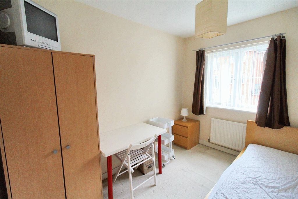 Property photo 3 of 12 Bed 2 (2).Jpg