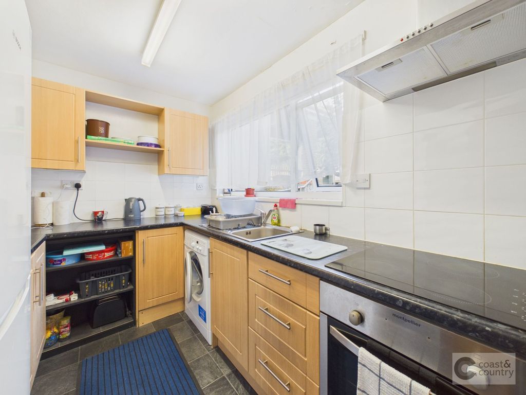 Property photo 3 of 10 Kitchen