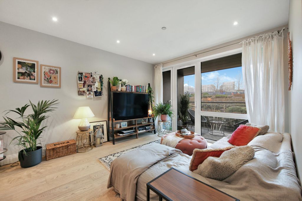 Property photo 2 of 27 Living Room