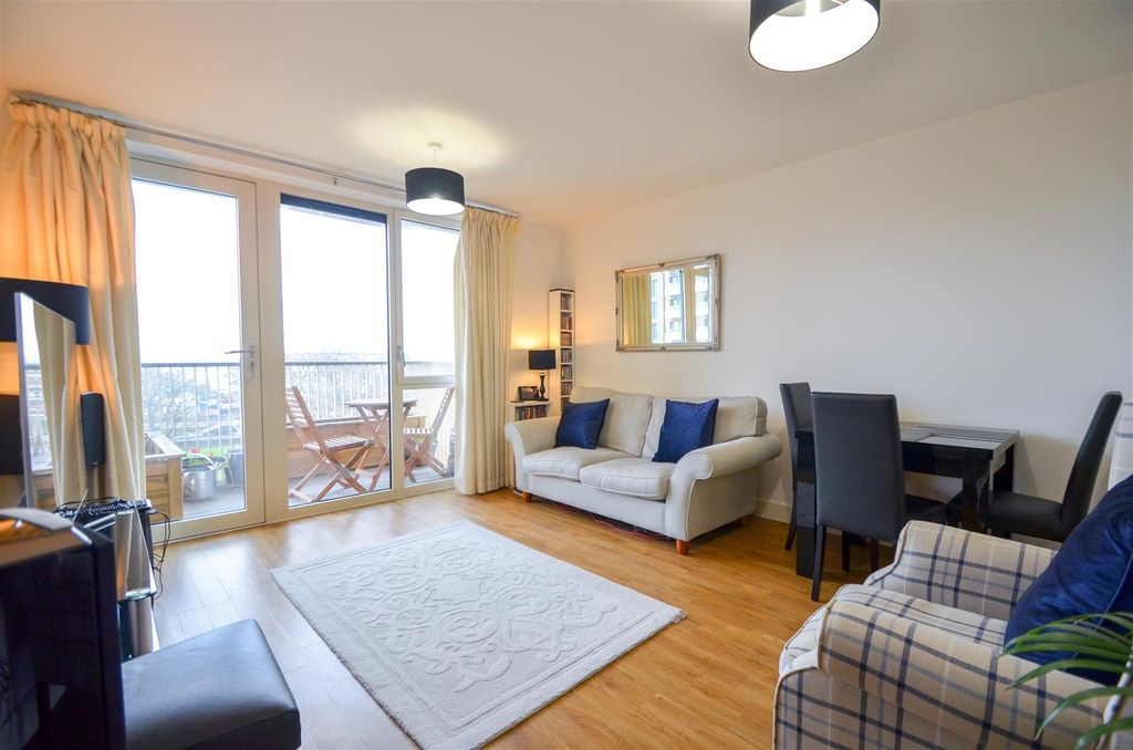 Property photo 1 of 7 Oxley Square