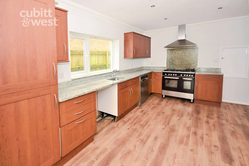 Property photo 3 of 12 Kitchen