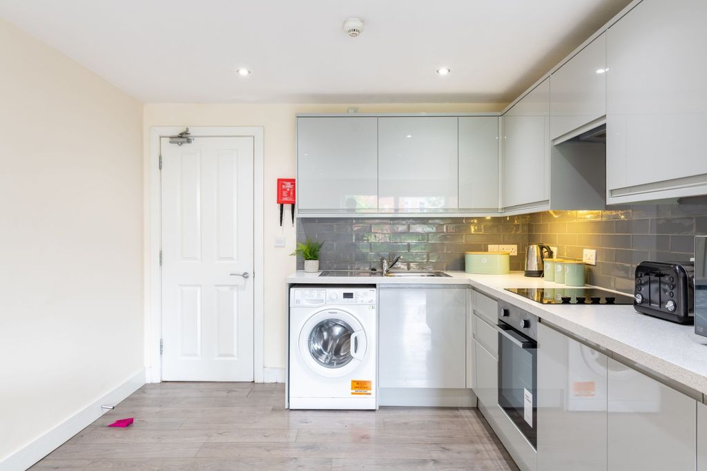 Property photo 3 of 9 Modern Fitted Kitchen With Glossy Pale Grey Cabine...