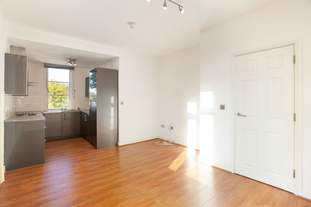 Property photo 2 of 10 Flat 6, 57 Fassett R