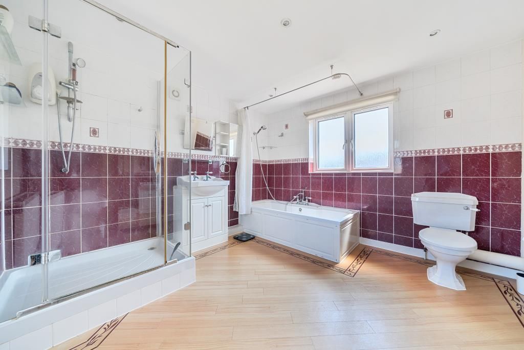 Property photo 2 of 21 Bathroom