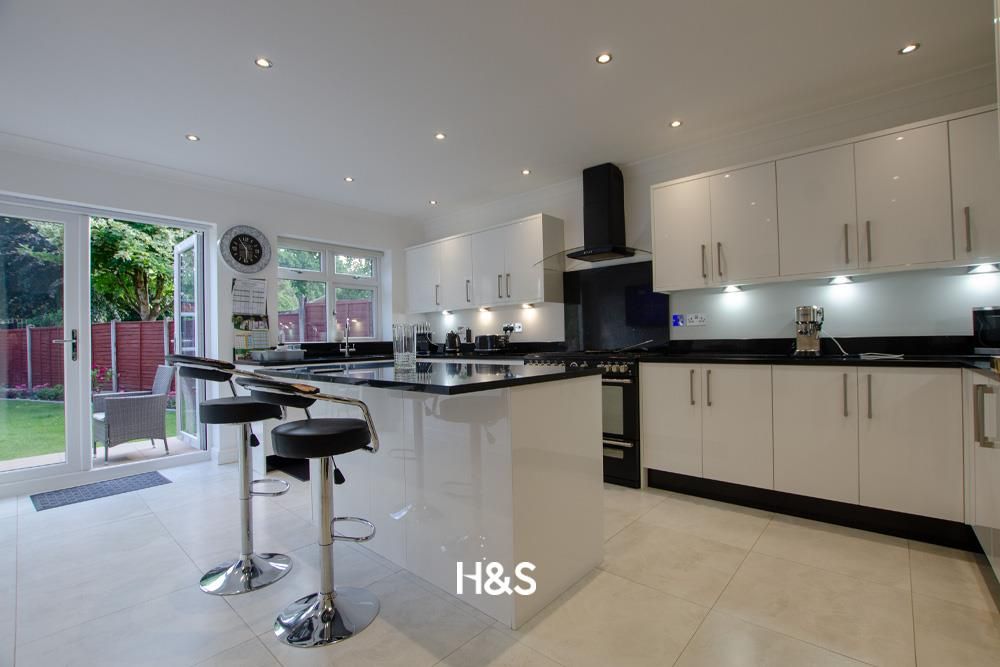 Property photo 2 of 21 130 Stanway - Kitchen1.Jpg