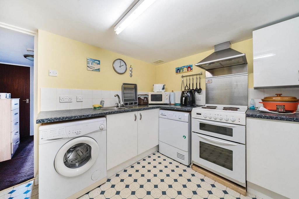 Property photo 2 of 8 Kitchen