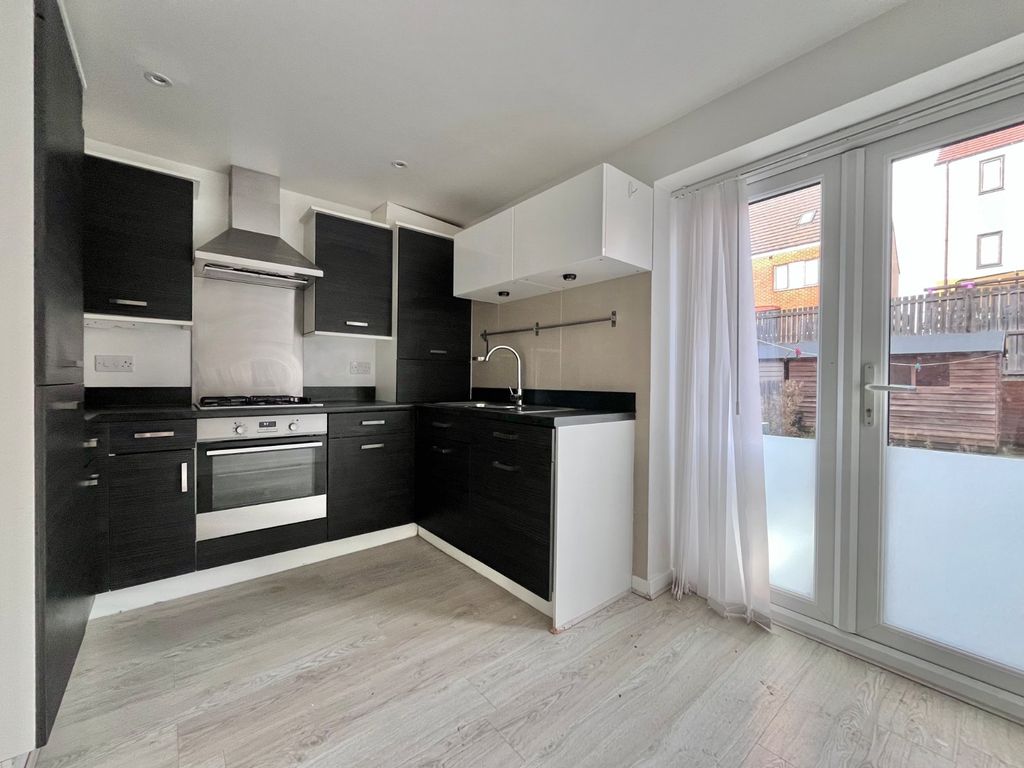 Property photo 3 of 11 Kitchen