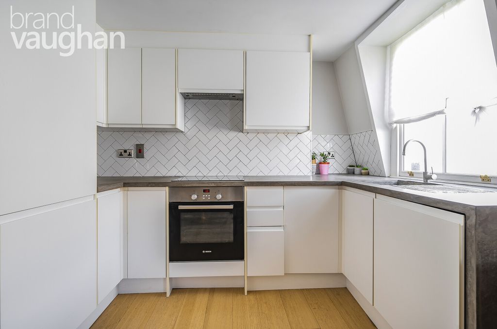 Property photo 2 of 9 Kitchen