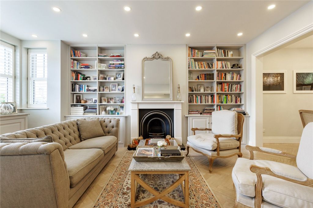 Property photo 3 of 19 Sitting Room