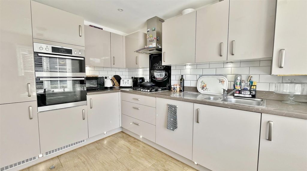Property photo 3 of 21 Kitchen
