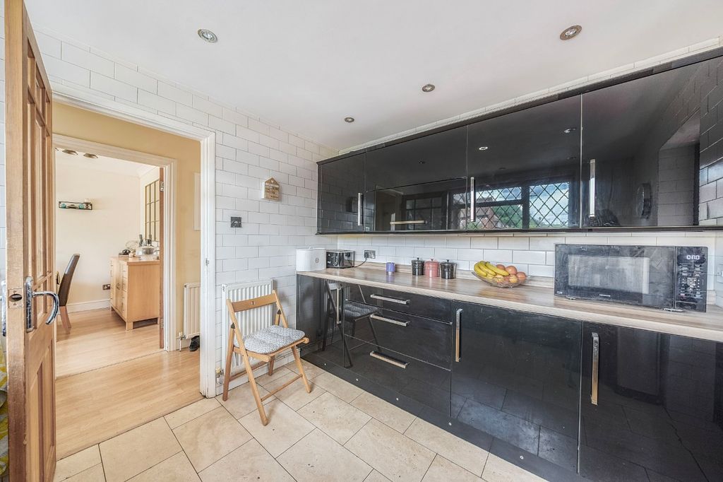Property photo 3 of 19 Kitchen