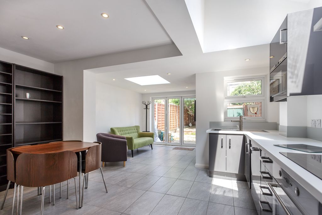 Property photo 1 of 11 Kitchen 2