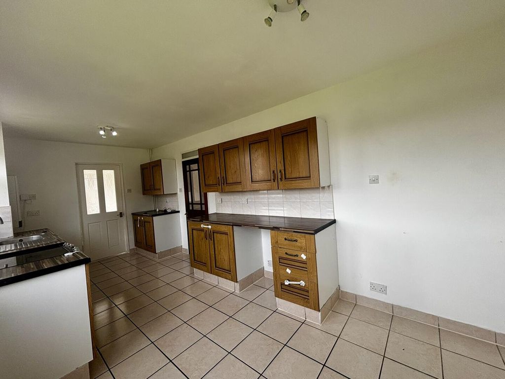 Property photo 3 of 21 Kitchen