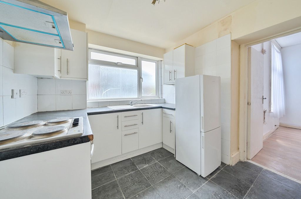 Property photo 3 of 10 Kitchen