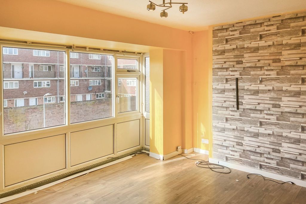 Property photo 2 of 15 Flat 14 Wellington Flats, Salthouse Lane, Yeovil, BA20 1Tx