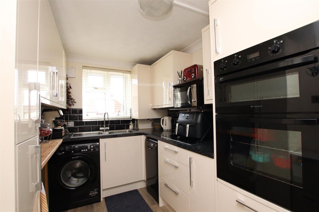 Property photo 3 of 9 Kitchen.Jpg