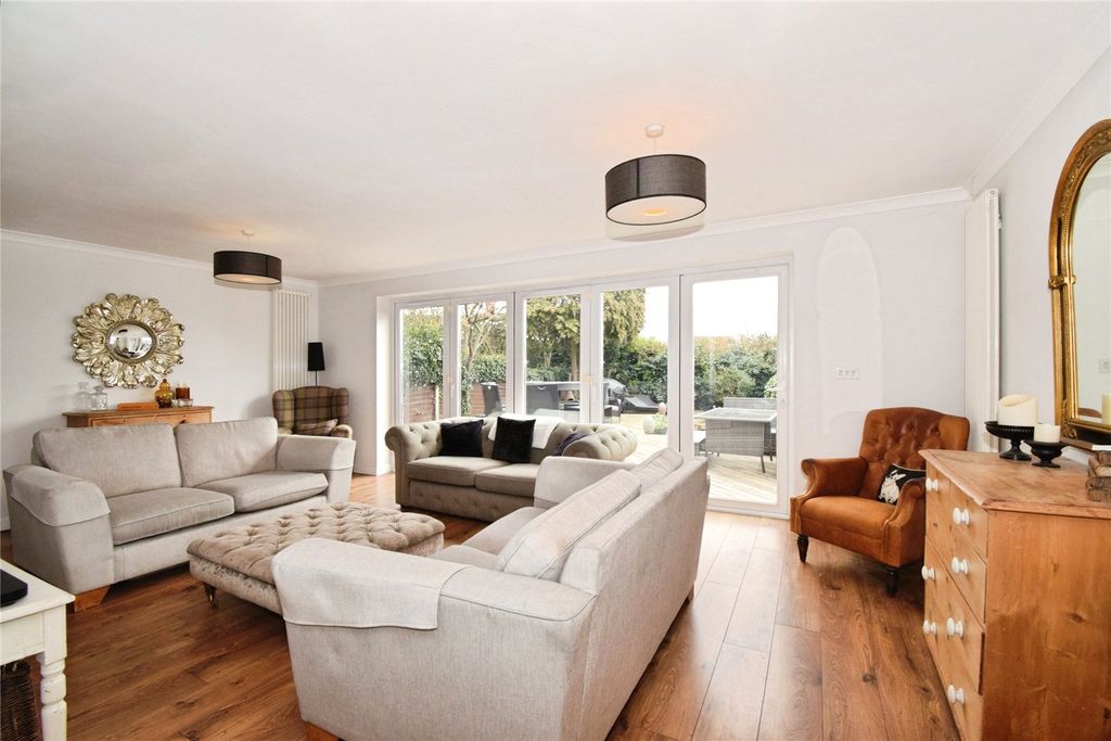 Property photo 2 of 24 Lounge