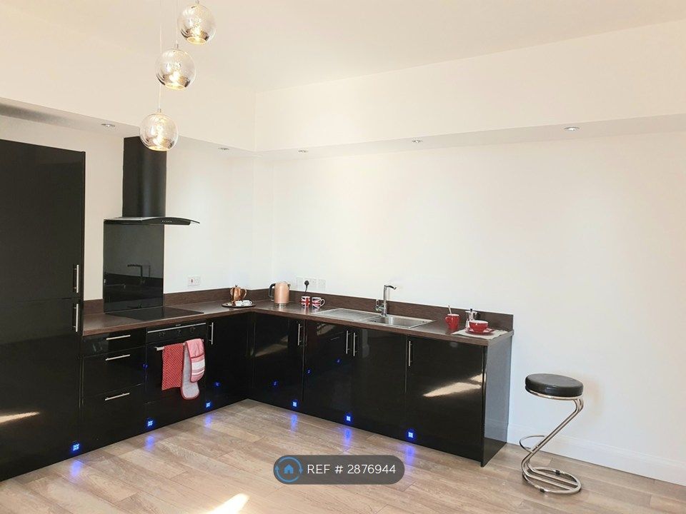 Property photo 1 of 12 Spacious 1 Bed Apartment