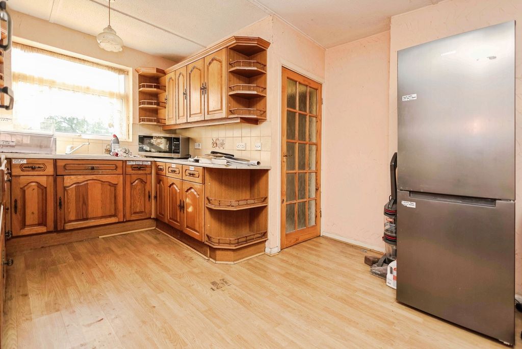 Property photo 2 of 12 Kitchen