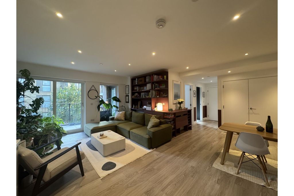 Property photo 2 of 14 Living / Dining Room