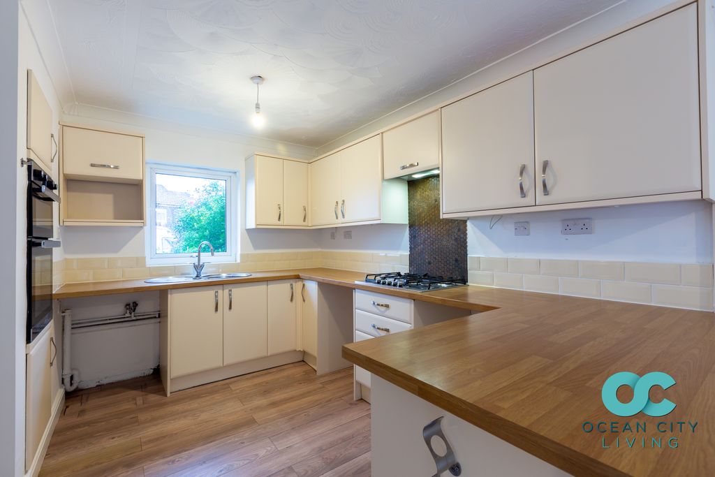 Property photo 3 of 27 Kitchen