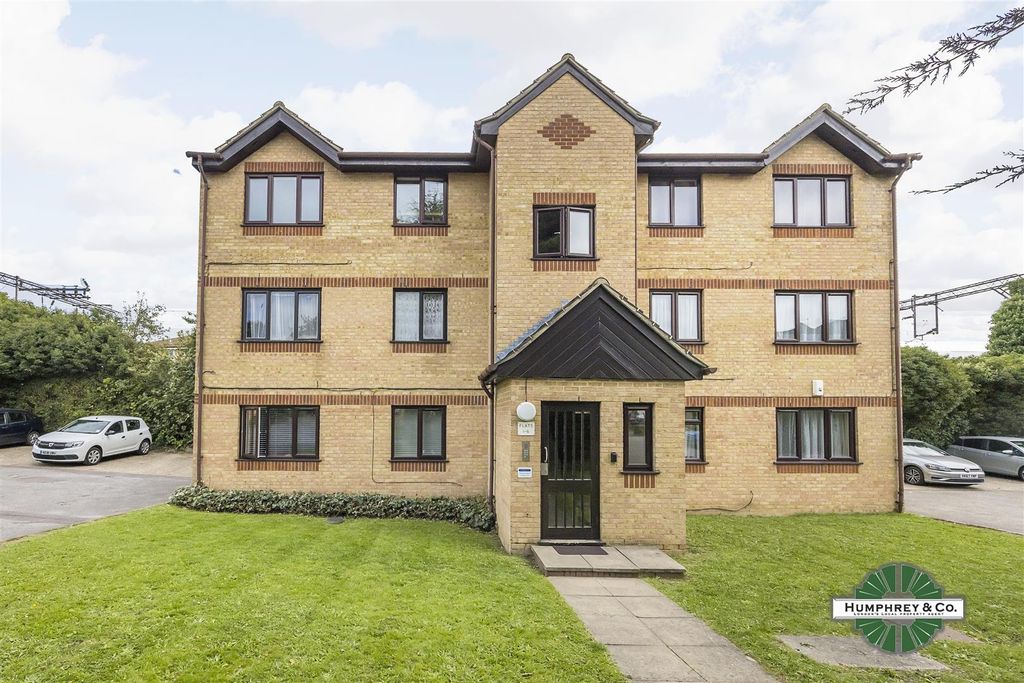 Property photo 1 of 9 5  Fielders Close  Enfield -015.Jpg