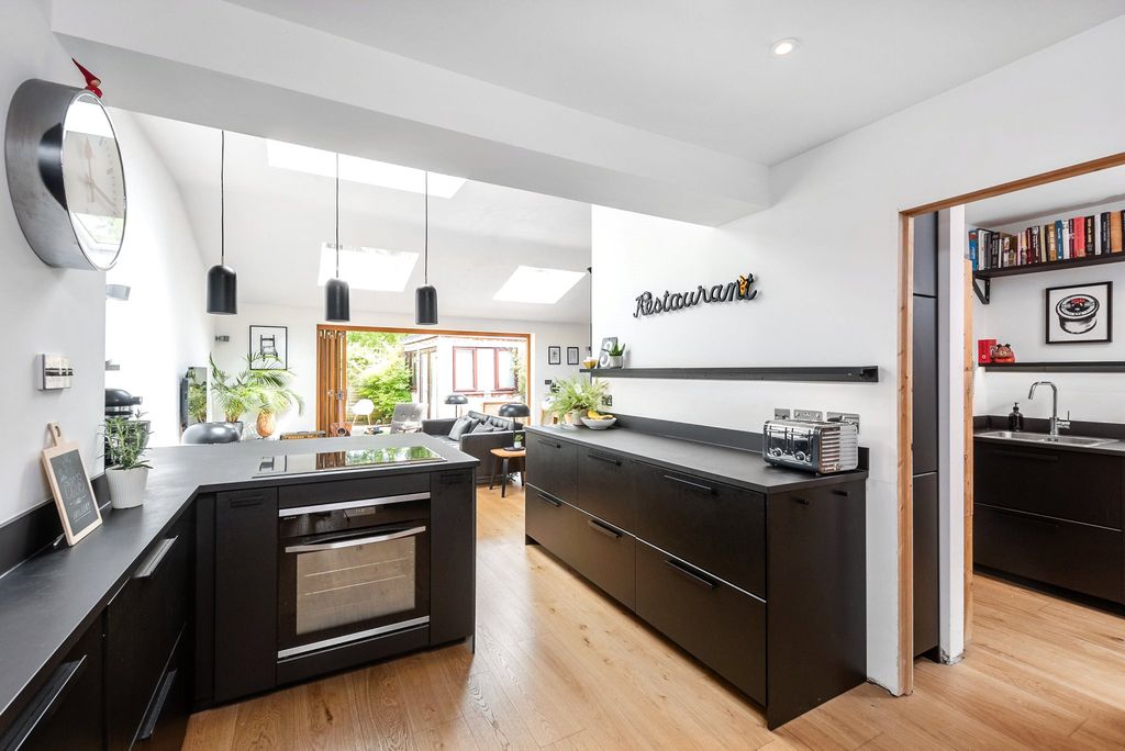 Property photo 1 of 18 Picture No. 06