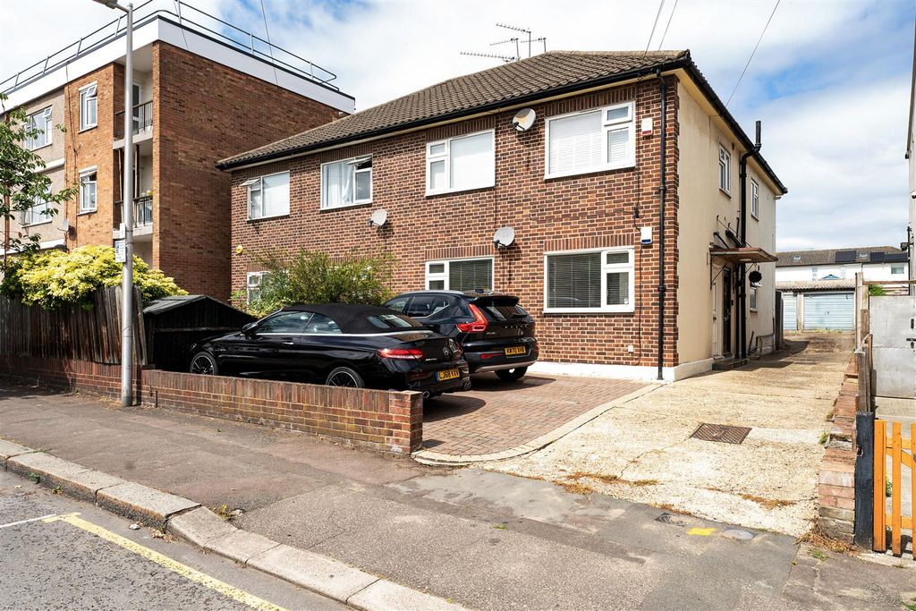 Property photo 3 of 37 Albert Road, E18