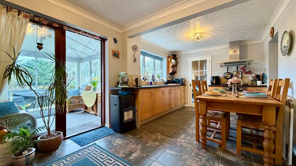 Property photo 3 of 22 Kitchen/Dining Area