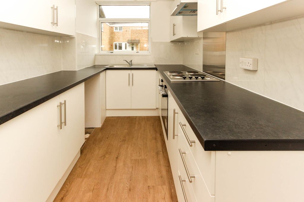 Property photo 3 of 8 Kitchen